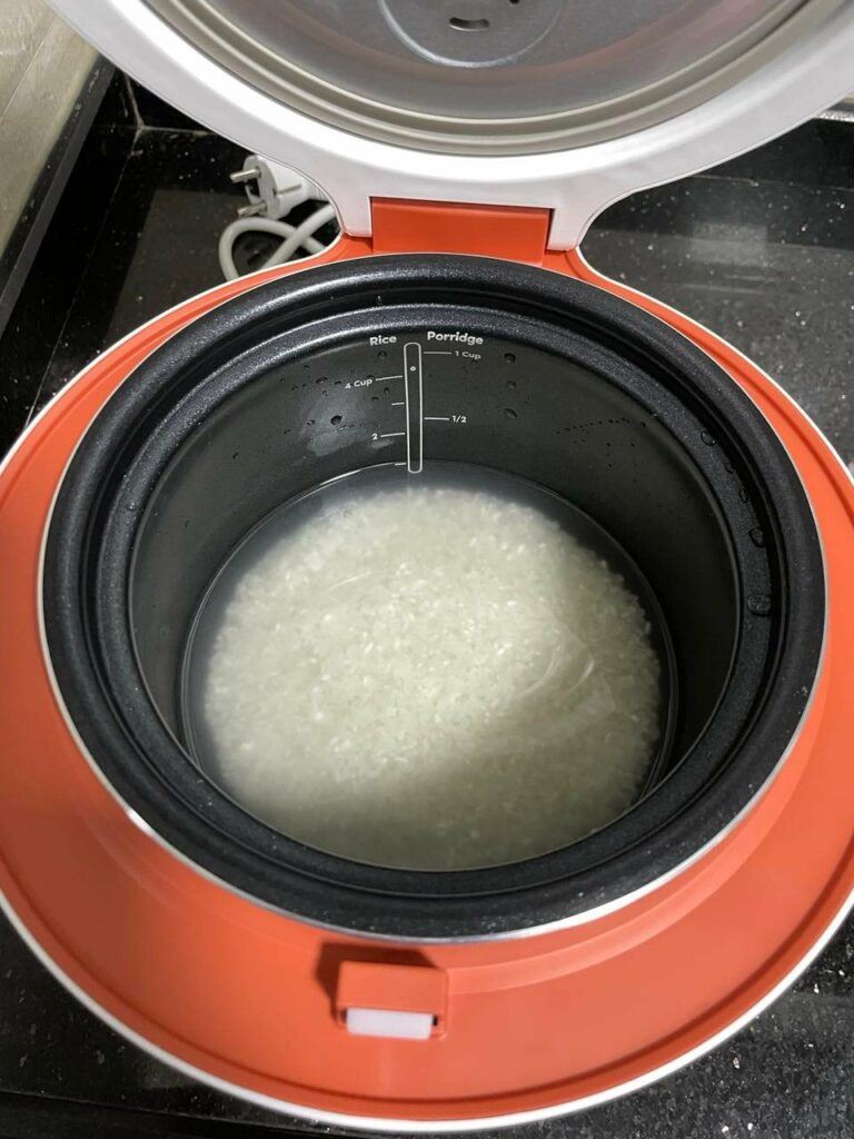An introduction to low sugar rice cooker - rice and water mixed 