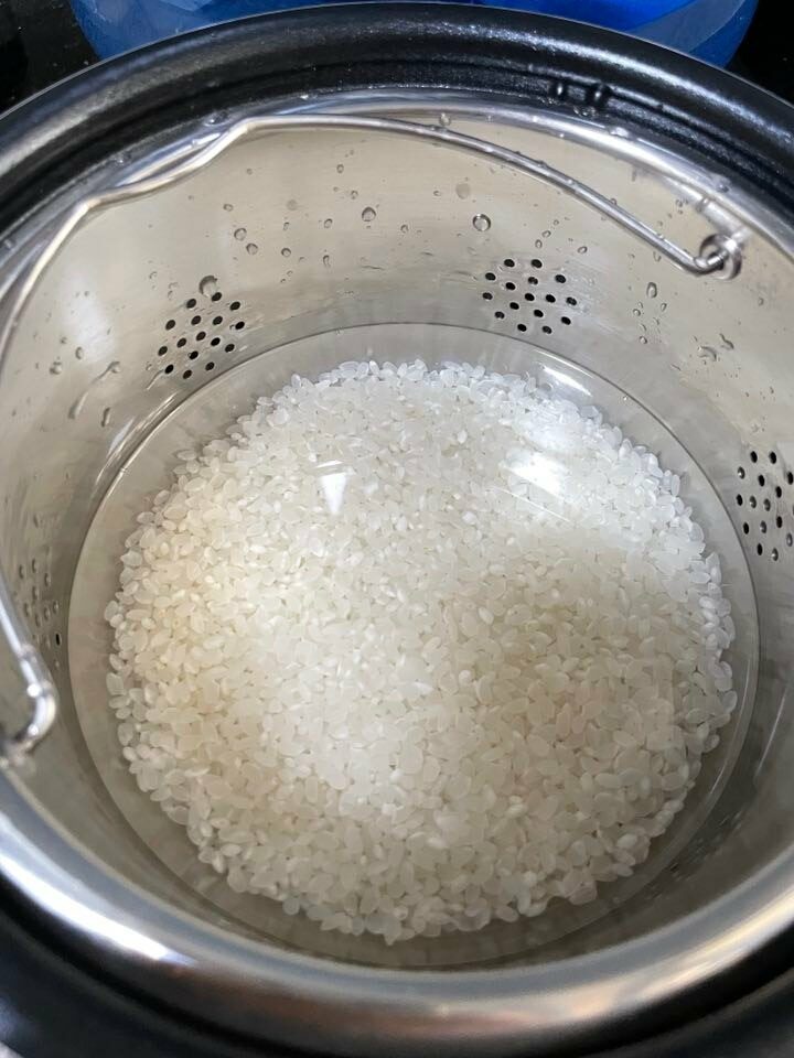 An introduction to low sugar rice cooker - water and rice mixture