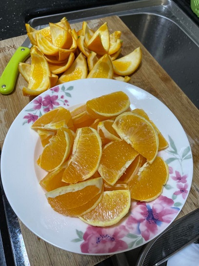 What is cold press slow juicer machine -  peeled oranges