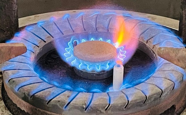What is the Difference Between Yellow and Blue flame - yellow flame